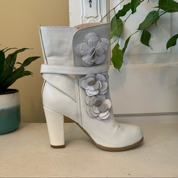 ❌SOLD❌✨HOST PICK 💕Vintage floral embossed ankle booties - Picture 7 of 8